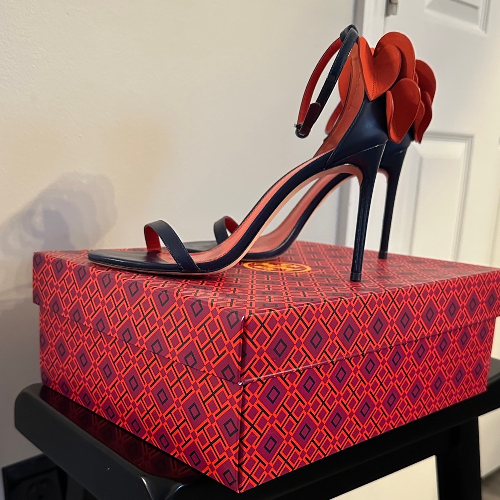 Tory Burch Heart 100MM Sandal - size 9